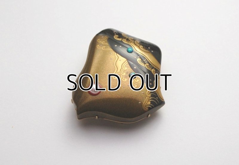 Photo4: Brooch "Plover(Wave and Chidori)" Maki-e Jewelry Amber Japanese (4)