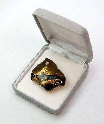 Photo2: Brooch "Plover(Wave and Chidori)" Maki-e Jewelry Amber Japanese