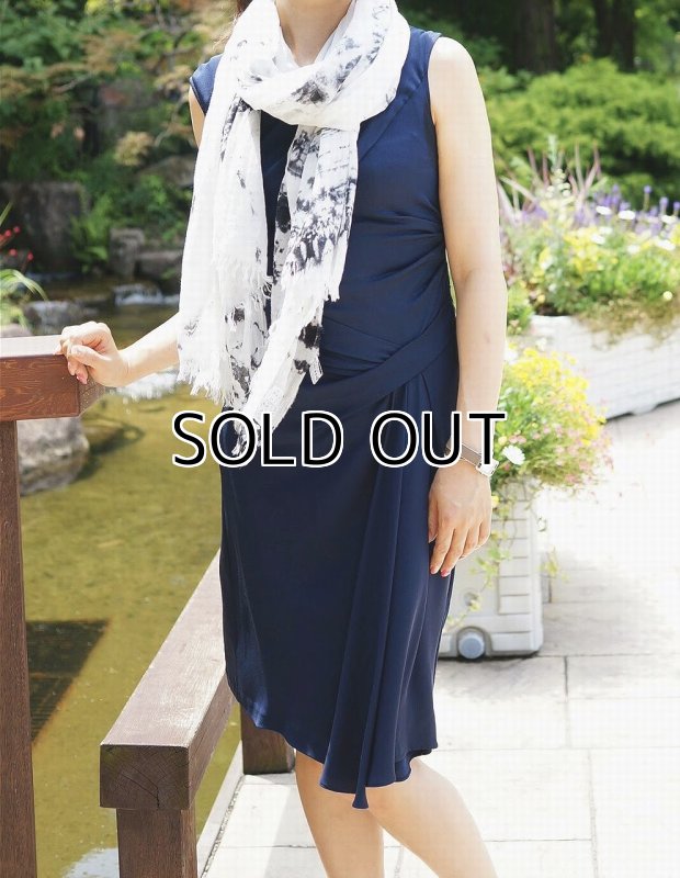 Photo4: Stole "Fog" dyed in black Japanese traditional Black dyeing Handmade, Enshu, Japan (4)