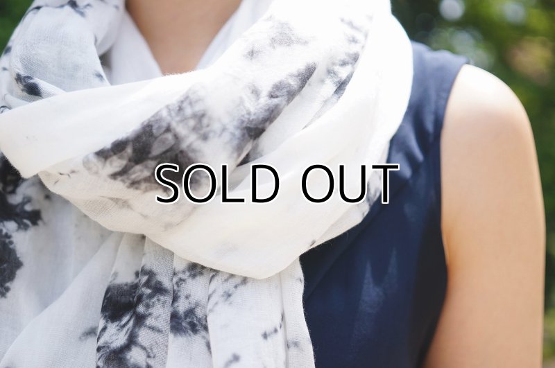 Photo5: Stole "Fog" dyed in black Japanese traditional Black dyeing Handmade, Enshu, Japan (5)